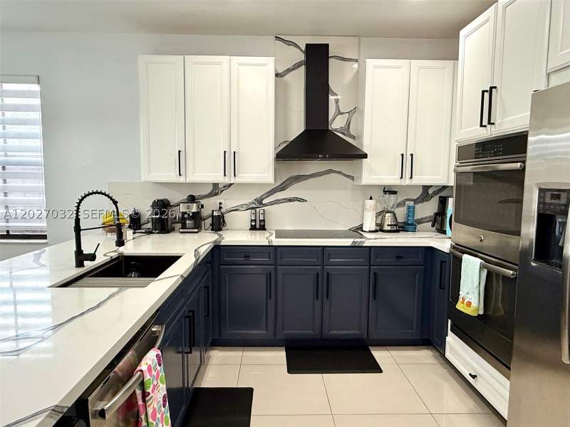 3 bedroom SingleFamilyResidence at 10060 NW 86th Ter, Isles At Grand Bay, Doral — photo 2
