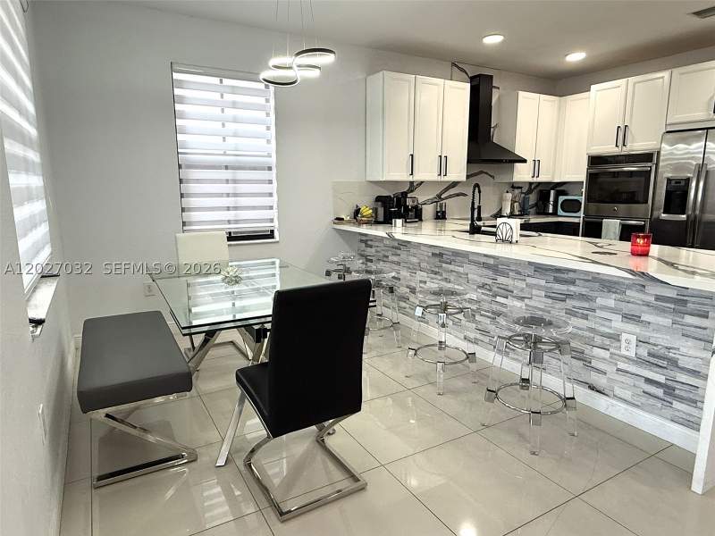 3 bedroom SingleFamilyResidence at 10060 NW 86th Ter, Isles At Grand Bay, Doral — photo 5