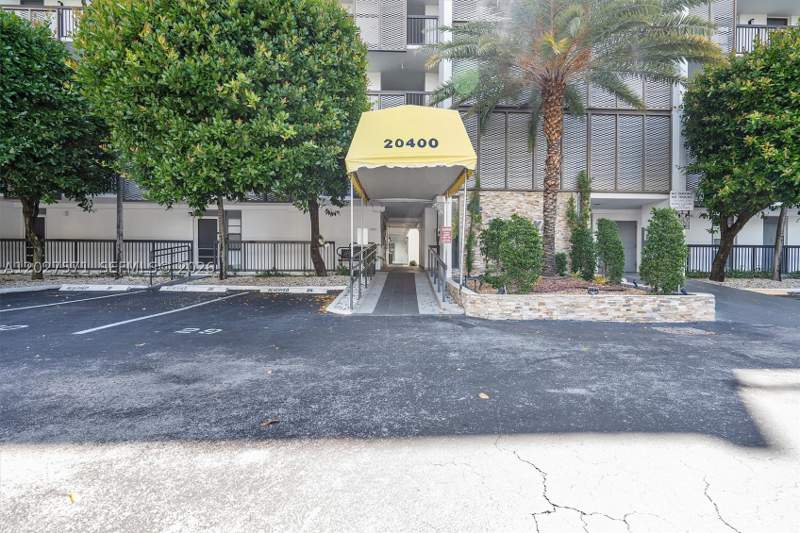 1 bedroom Condominium at 20400 W Country Club Dr 214, Biscaya IV Condo, Aventura — photo 3