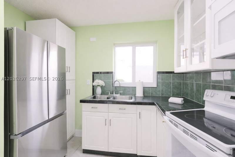 3 bedroom SingleFamilyResidence at 601 SW 116th ct, University Courts Sub, Sweetwater — photo 3