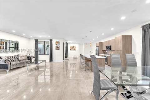 10250 NW 76th Ter, Doral FL - photo 10 of 37
