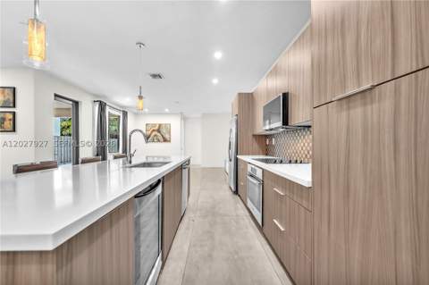10250 NW 76th Ter, Doral FL - photo 13 of 37