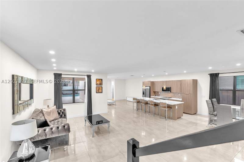 4 bedroom SingleFamilyResidence at 10250 NW 76th Ter, Grand Bay South Estates, Doral — photo 4