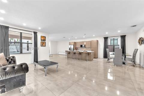 10250 NW 76th Ter, Doral FL - photo 7 of 37