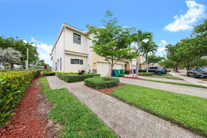 3 bedroom Townhouse at 476 NE 194th Ter, Champion Lakes, Miami — photo 1
