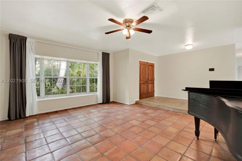 4 bedroom SingleFamilyResidence at 6980 SW 104th St, Kendall Gardens, Pinecrest — photo 4