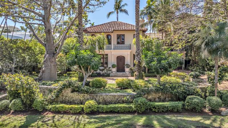 5 bedroom SingleFamilyResidence at 3462 N Moorings Way, The Moorings, Miami — photo 1