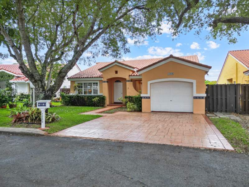 3 bedroom SingleFamilyResidence at 4260 SW 150th Ave, Lakes Of The Meadow - Nor, Miami — photo 2
