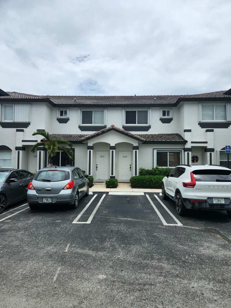 2 bedroom Condominium at 2208 SE 24th Place, Towngate Condo Five, Homestead — photo 1