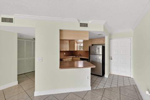 8363 Lake Drive 308, Doral FL - photo 7 of 11