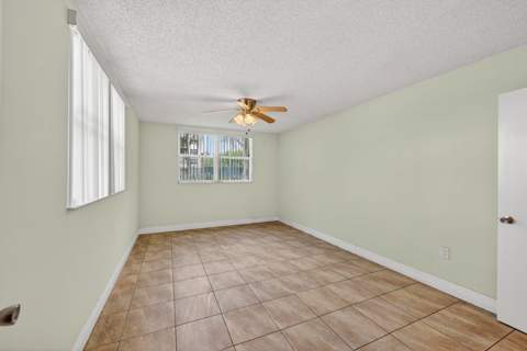 8373 Lake Drive 101, Doral FL - photo 10 of 12