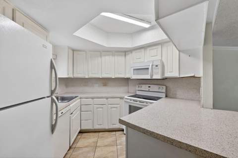 8373 Lake Drive 101, Doral FL - photo 11 of 12