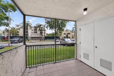 8373 Lake Drive 101, Doral FL - photo 6 of 12