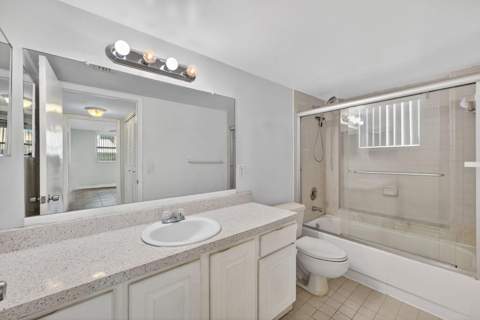8373 Lake Drive 101, Doral FL - photo 8 of 12