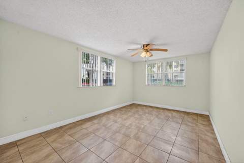 8373 Lake Drive 101, Doral FL - photo 9 of 12