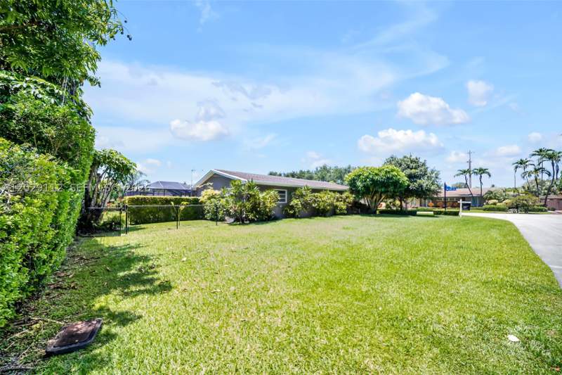 5 bedroom SingleFamilyResidence at 6760 SW 62nd Ter, Tranquility Ests, South Miami — photo 5