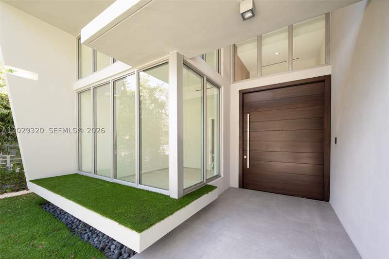 6 bedroom SingleFamilyResidence at 2100 S Miami Ave, Holleman Park, Miami — photo 5