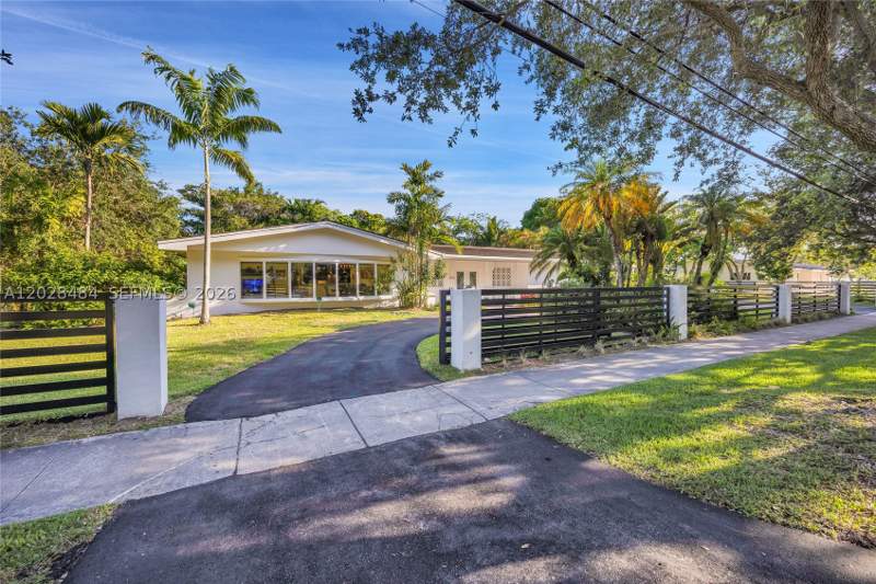 4 bedroom SingleFamilyResidence at 6970 SW 124th St, Fairmont Acres Sec 1, Pinecrest — photo 2