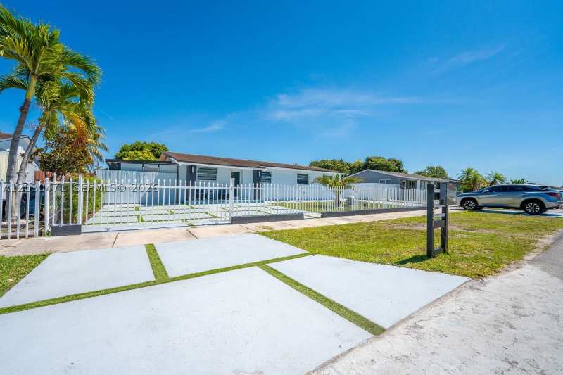 4 bedroom SingleFamilyResidence at 11851 SW 181st St, South Miami Heights Addn, Miami — photo 1