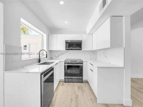1905 Alamanda Dr, North Miami FL - photo 7 of 19