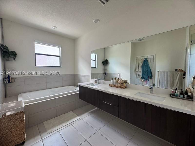 3 bedroom SingleFamilyResidence at 10240 NW 76th Ter, Grand Bay South Estates, Doral — photo 4