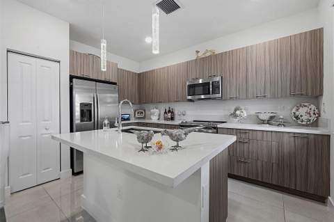 8321 Central Park Boulevard, Doral FL - photo 10 of 81