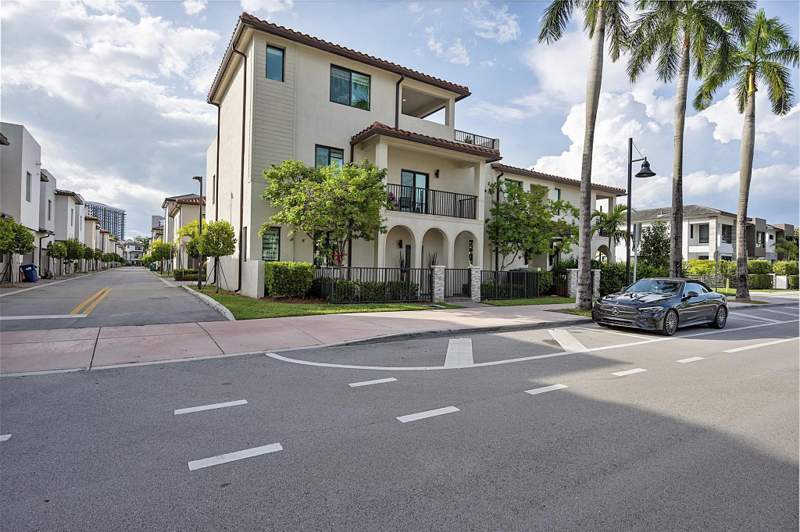3 bedroom Townhouse at 8321 Central Park Boulevard, Downtown Doral South Phase, Doral — photo 2