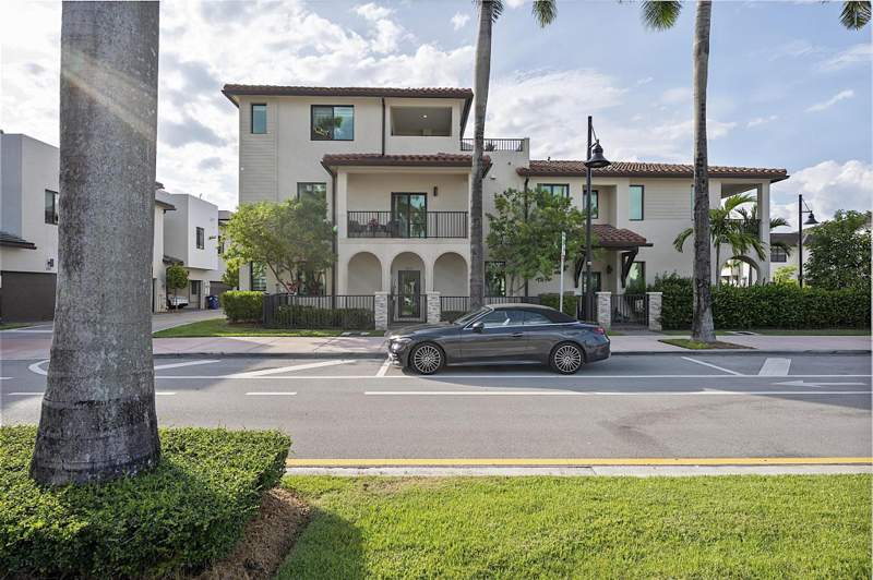3 bedroom Townhouse at 8321 Central Park Boulevard, Downtown Doral South Phase, Doral — photo 3