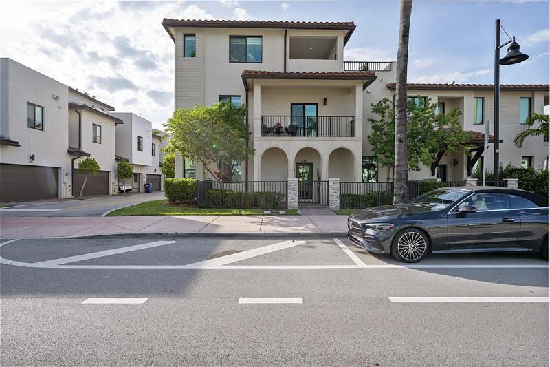 3 bedroom Townhouse at 8321 Central Park Boulevard, Downtown Doral South Phase, Doral — photo 4