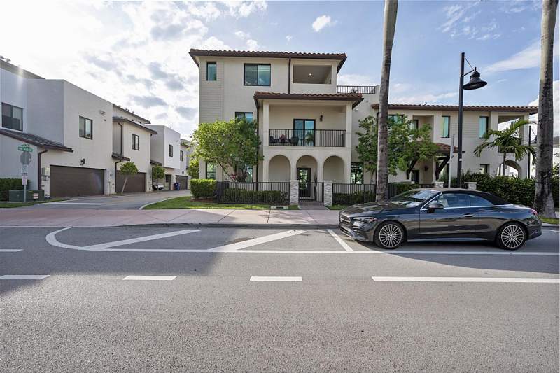 3 bedroom Townhouse at 8321 Central Park Boulevard, Downtown Doral South Phase, Doral — photo 5