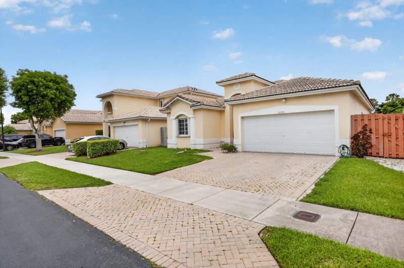 3 bedroom SingleFamilyResidence at 14215 SW 156th Avenue N, Oak Creek North Replat, Miami — photo 3