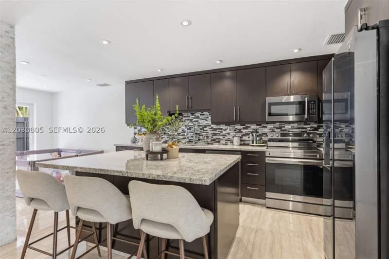 3 bedroom SingleFamilyResidence at 19040 S Saint Andrews Dr, Country Club Of Miami Est, Hialeah — photo 3