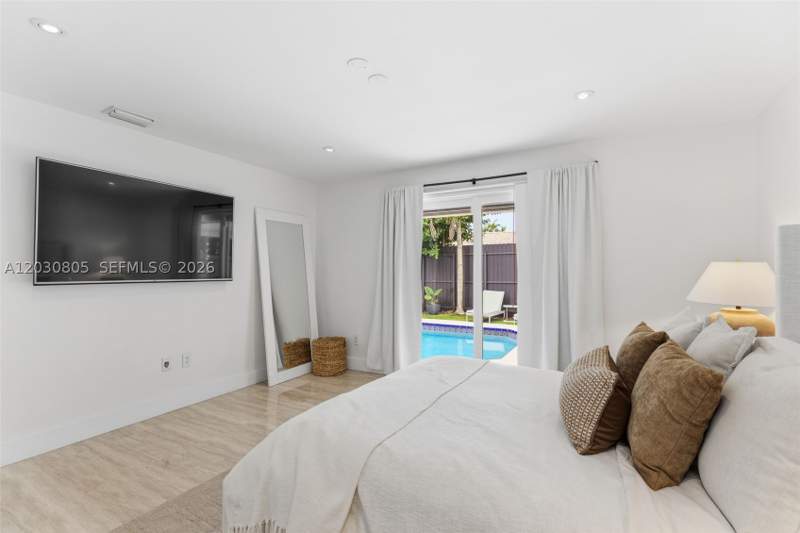 3 bedroom SingleFamilyResidence at 19040 S Saint Andrews Dr, Country Club Of Miami Est, Hialeah — photo 5