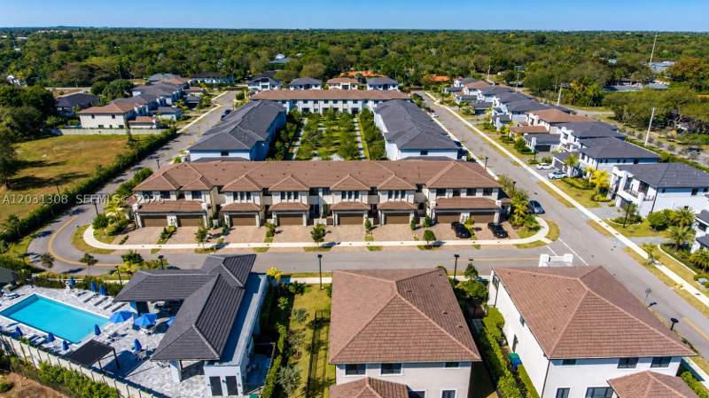 4 bedroom Townhouse at 8314 SW 120th Ter, South Kendall Sec A, Miami — photo 2
