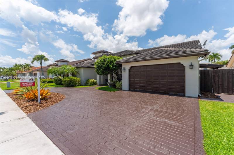 4 bedroom SingleFamilyResidence at 15341 SW 114th Ter, Revised Plat Of Hammocks, Miami — photo 4