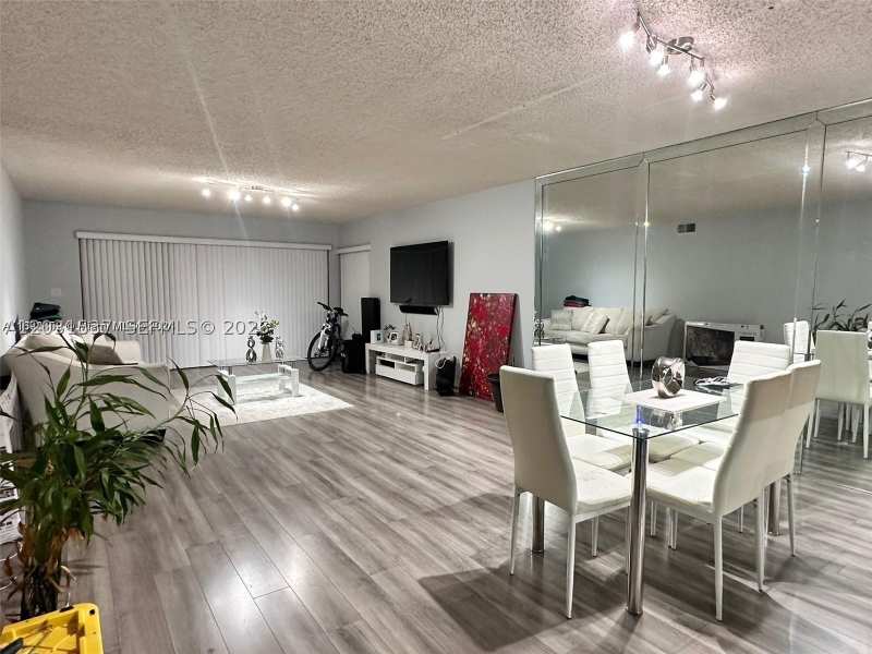 2 bedroom Condominium at 601 Ives Dairy Rd 401-8, Summertree Vilg Calif Cl, Miami — photo 1