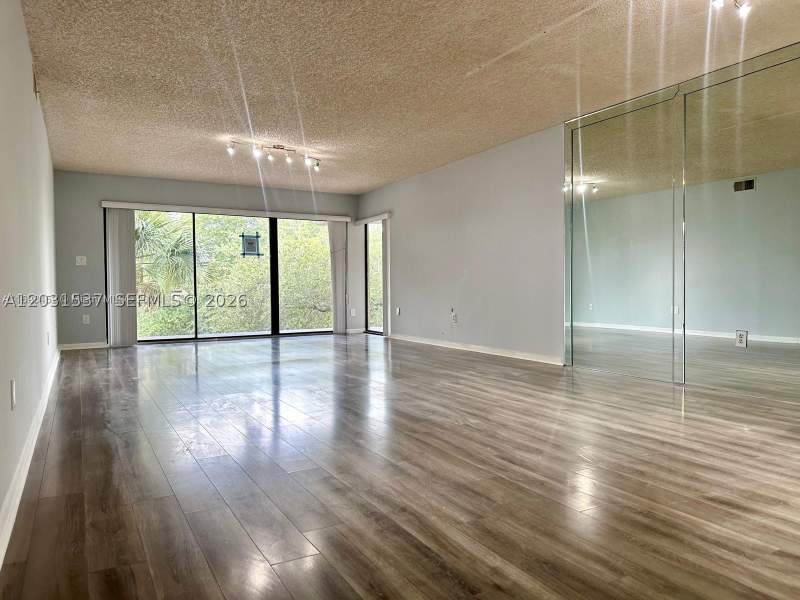 2 bedroom Condominium at 601 Ives Dairy Rd 401-8, Summertree Vilg Calif Cl, Miami — photo 5