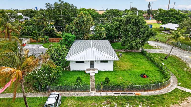 2 bedroom SingleFamilyResidence at 1695 NE 160th St, Fulford By The Sea Sec H, North Miami Beach — photo 2