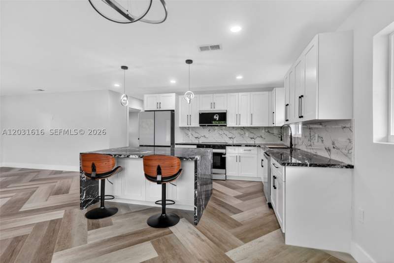 2 bedroom SingleFamilyResidence at 1695 NE 160th St, Fulford By The Sea Sec H, North Miami Beach — photo 4