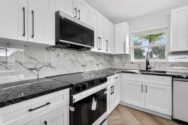 2 bedroom SingleFamilyResidence at 1695 NE 160th St, Fulford By The Sea Sec H, North Miami Beach — photo 5