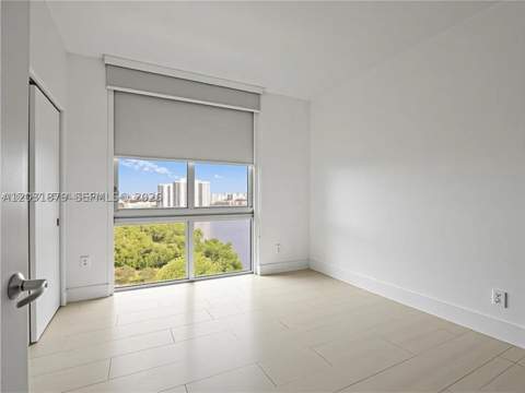 16385 Biscayne Blvd 1615, North Miami Beach FL - photo 13 of 32