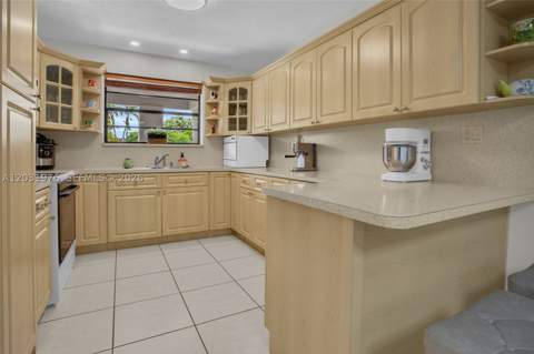 855 W 70th Pl, Hialeah FL - photo 12 of 41