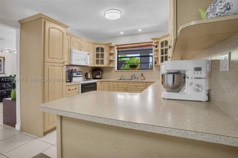 855 W 70th Pl, Hialeah FL - photo 13 of 41