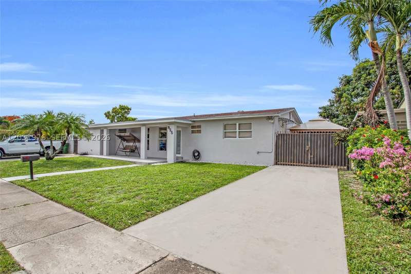 3 bedroom SingleFamilyResidence at 855 W 70th Pl, Meadows Park, Hialeah — photo 2