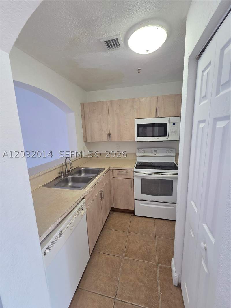2 bedroom Condominium at 7989 NW 8th St 108D, Park Place At Midway Cond, Miami — photo 5