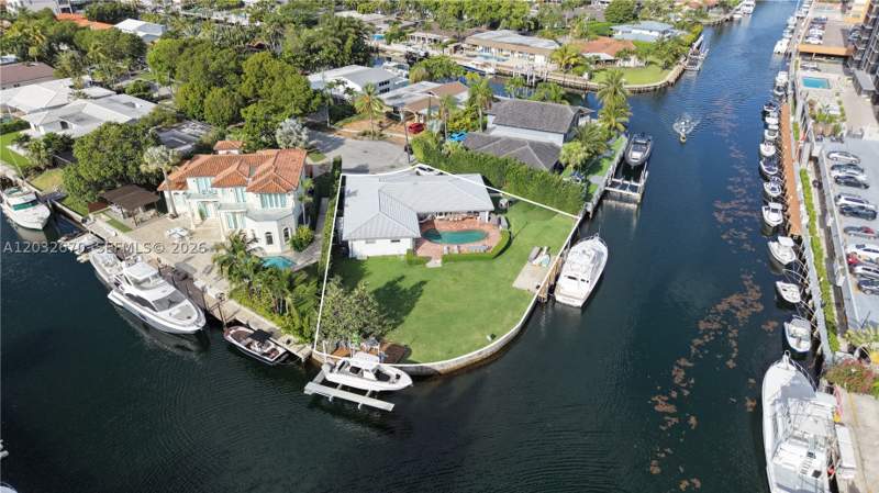 4 bedroom SingleFamilyResidence at 13305 Biscayne Island Ter, Keystone Island No 5, North Miami — photo 3