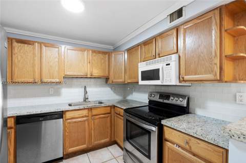 1605 Bay Rd 503, Miami Beach FL - photo 9 of 31