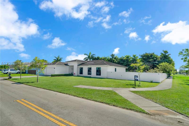 5 bedroom SingleFamilyResidence at 32008 SW 199th Pl, Oakwood Grove, Homestead — photo 3