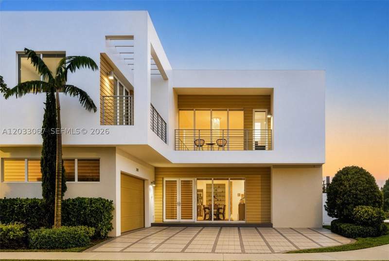 5 bedroom SingleFamilyResidence at 7472 NW 100th Ave, Doral Commons Residential, Doral — photo 2