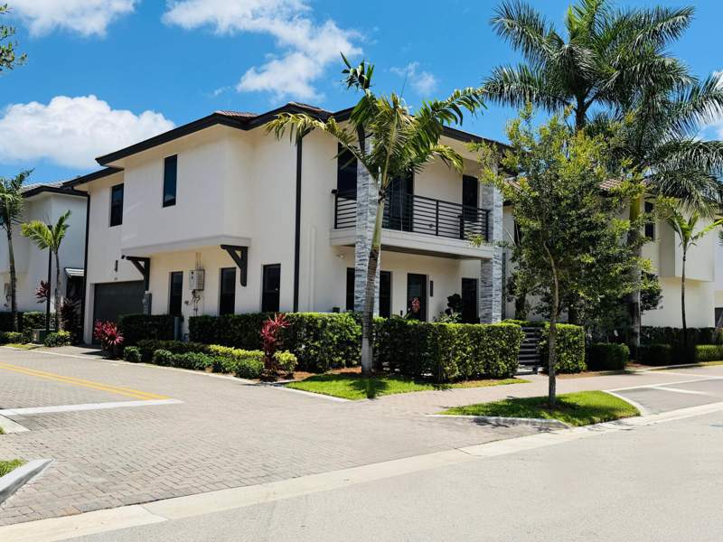 3 bedroom SingleFamilyResidence at 8288 NW 44th Terrace, Downtown Doral South Phase, Doral — photo 3